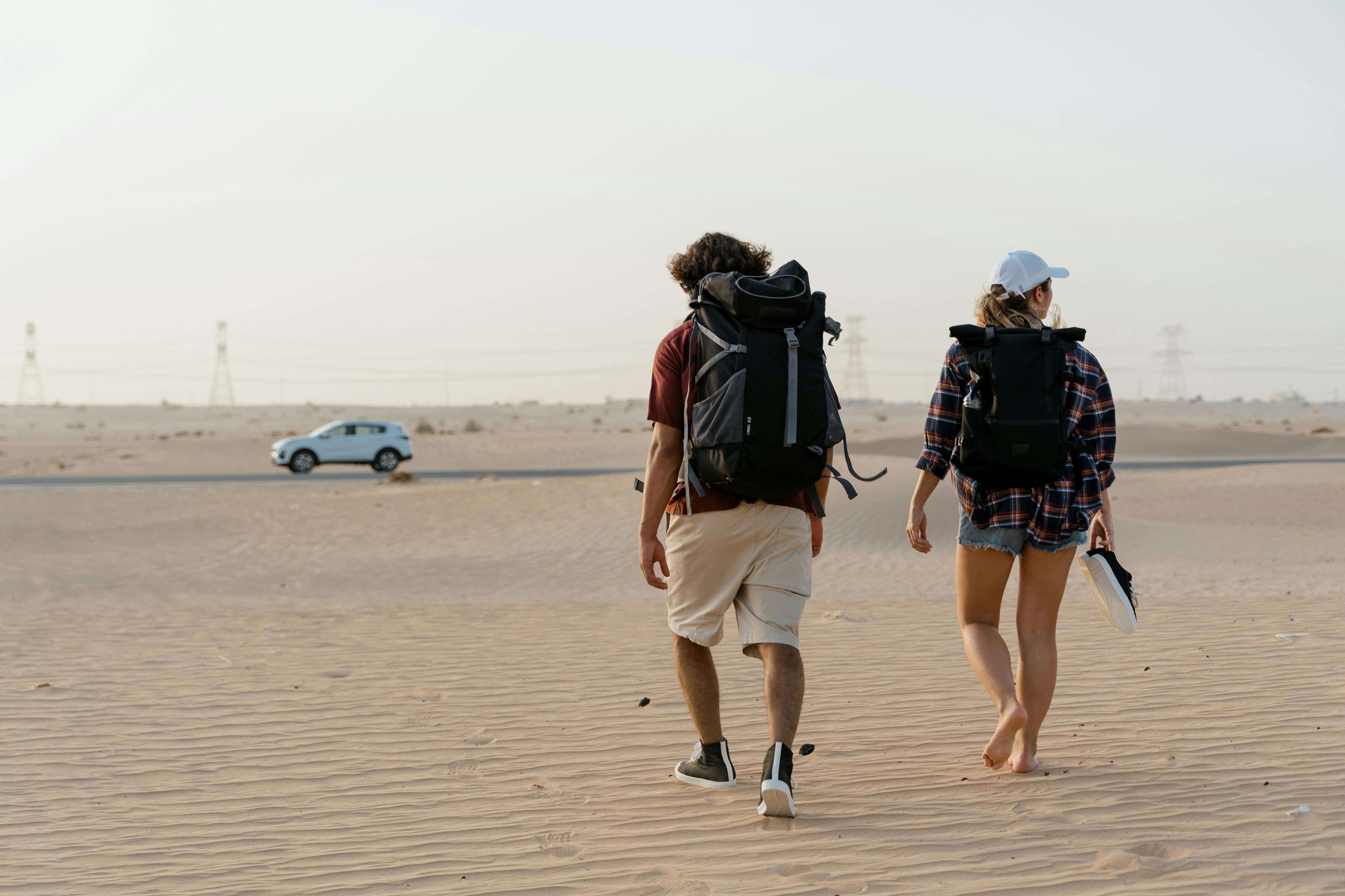 Carro alugado parado em estrada no deserto